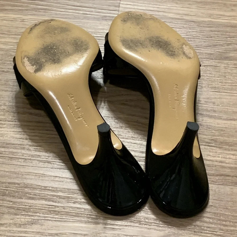 Salvatore Ferragamo Patent Leather Vara Bow Slide Sandals Size 6,5 Black - Picture 13 of 14